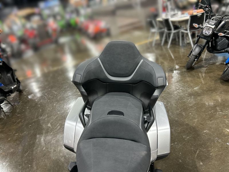 2025 Honda GOLDWING TOUR DCT Image 17