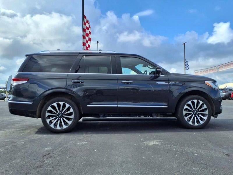 2022 Lincoln Navigator Reserve photo 2
