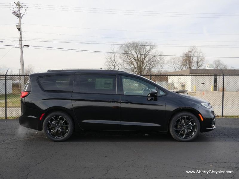 2022 CHRYSLER Pacifica Touring LImage 10