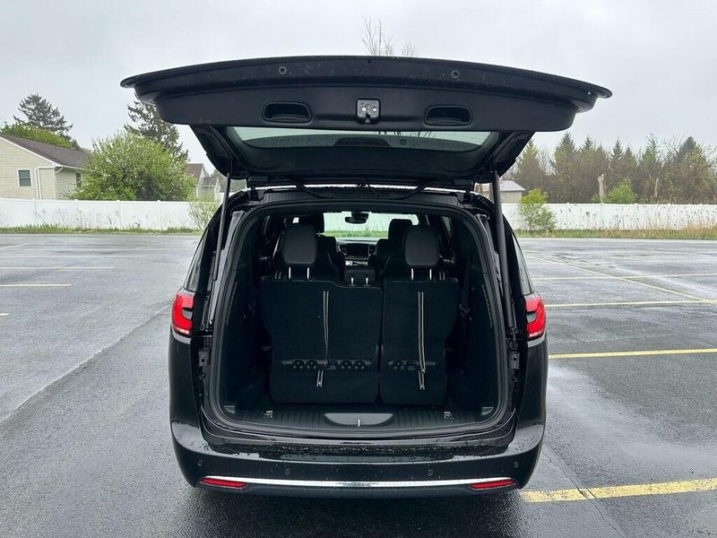 2025 Chrysler Pacifica SelectImage 11