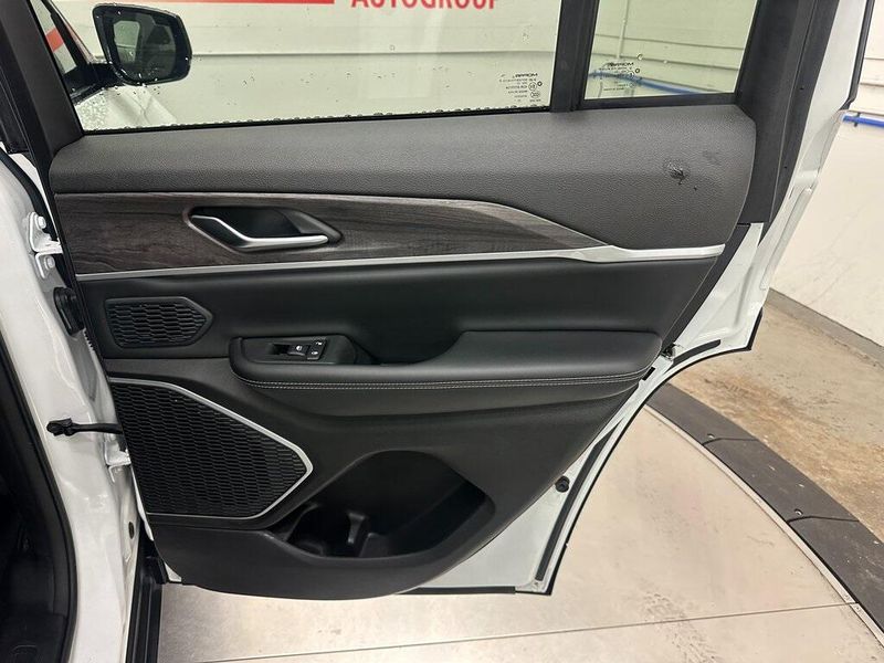 2024 Jeep Cherokee Limited 4xe photo 22