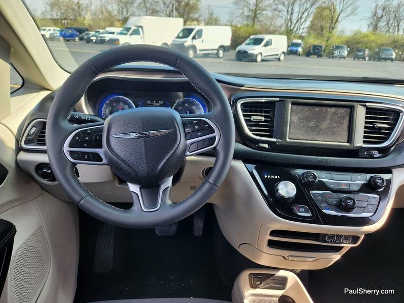 2023 Chrysler Voyager LXImage 39