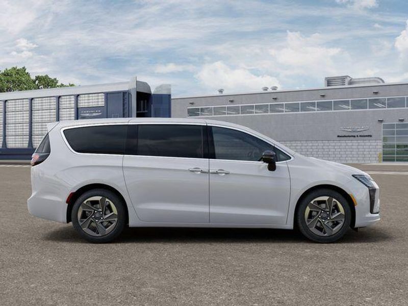 New 2027 Chrysler Pacifica LimitedImage 21