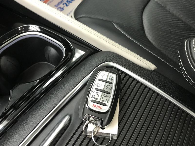 2023 Chrysler Pacifica LimitedImage 8