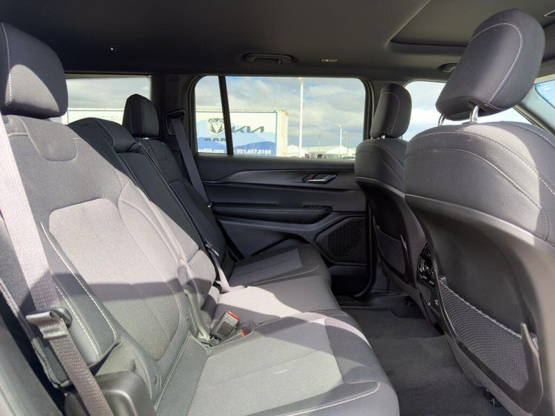 Used 2025 Jeep Grand Cherokee L LaredoImage 13