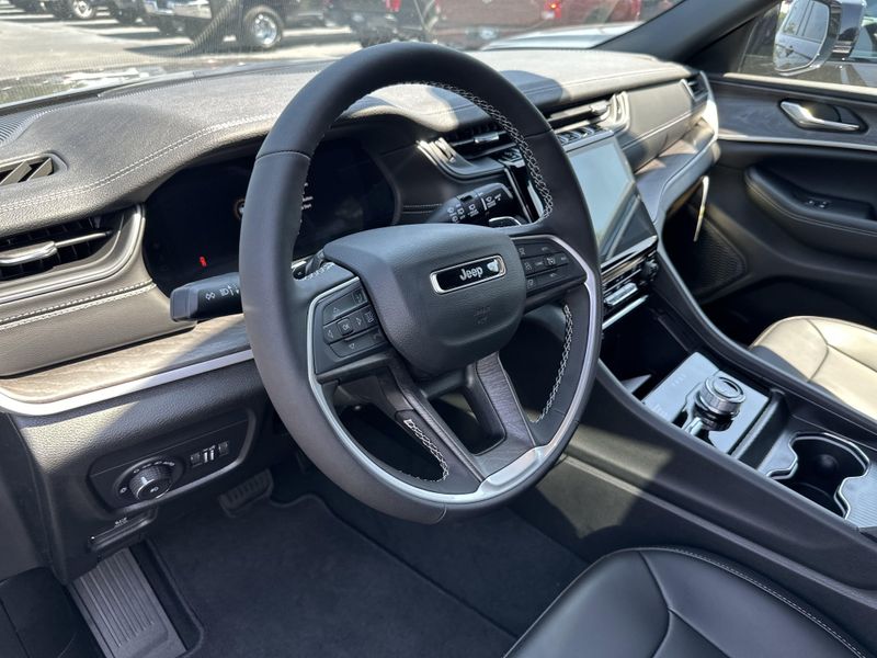 New 2025 Jeep Grand Cherokee L Limited 4x4Image 23