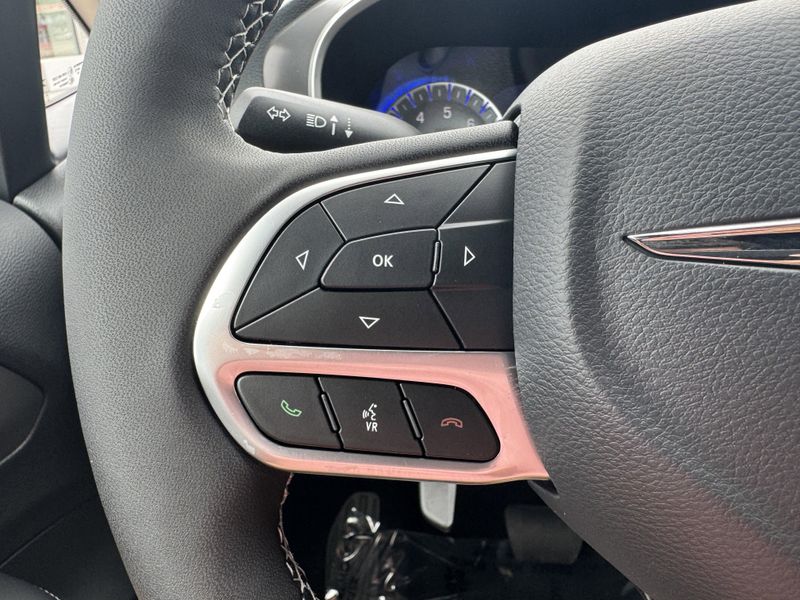 New 2025 Chrysler Pacifica SelectImage 17