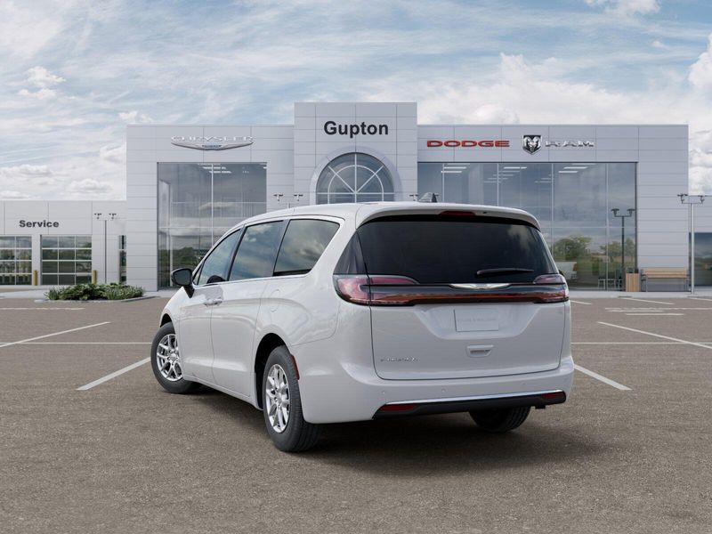 New 2026 Chrysler Pacifica SelectImage 36