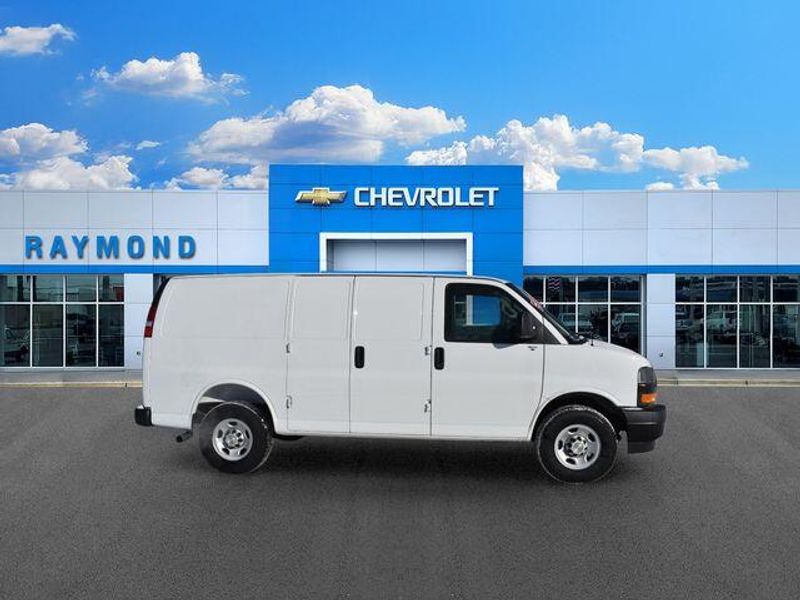New 2025 Chevrolet Express 2500 Work VanImage 2