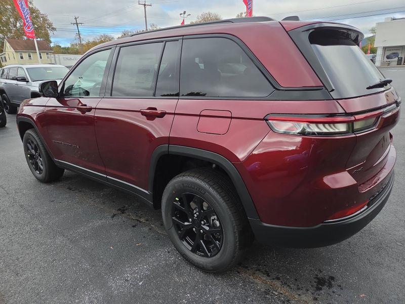 2025 Jeep Grand Cherokee Altitude photo 4