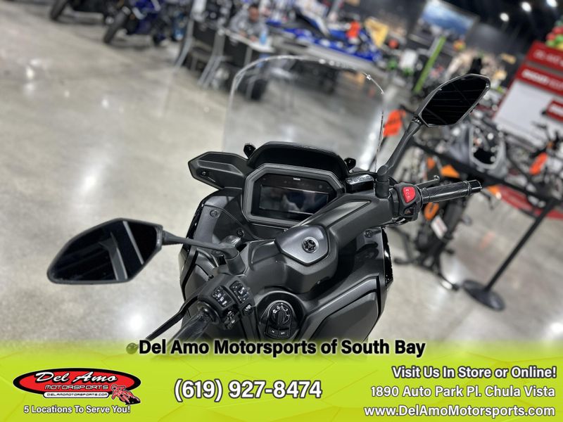 2025 Yamaha Xmax Image 8