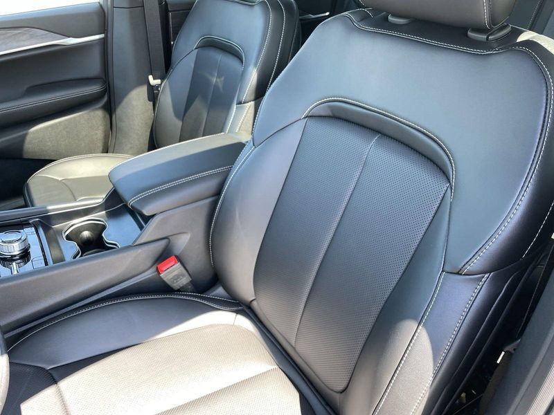 2024 Jeep Cherokee 80th Anniversary Edition photo 13