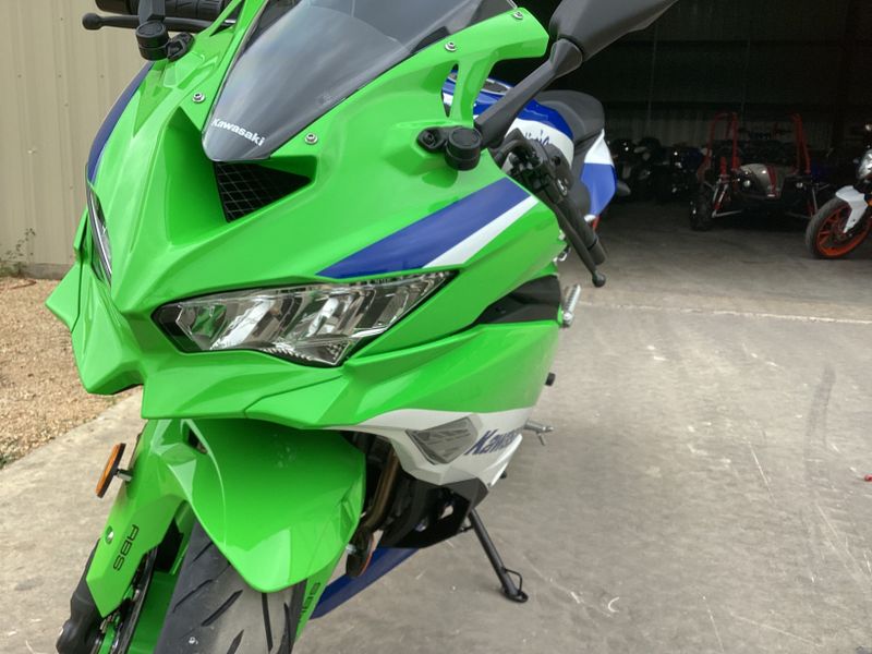 2024 KAWASAKI NINJA ZX4RR 40TH ANNIVERSARY EDITION ABS LIME GREEN AND PEARL CRYSTAL WHITE AND BLUEImage 18