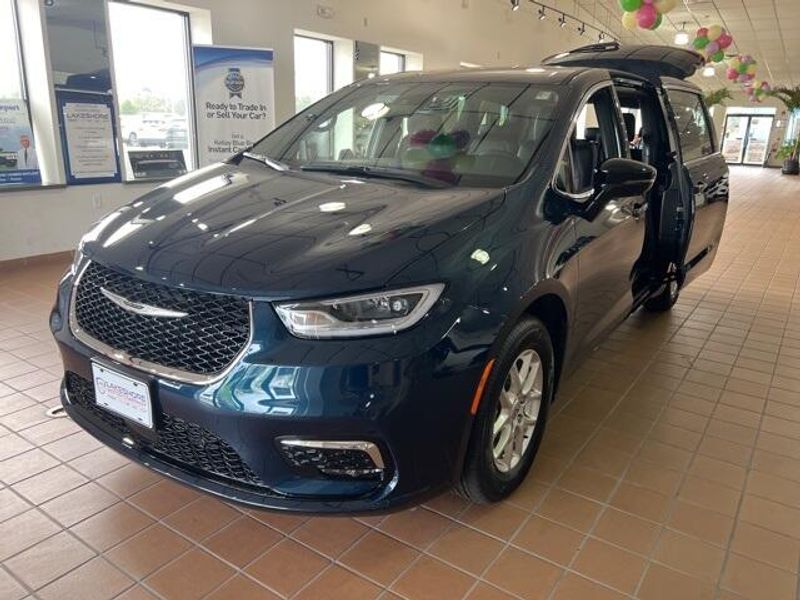 2025 Chrysler Pacifica SelectImage 3