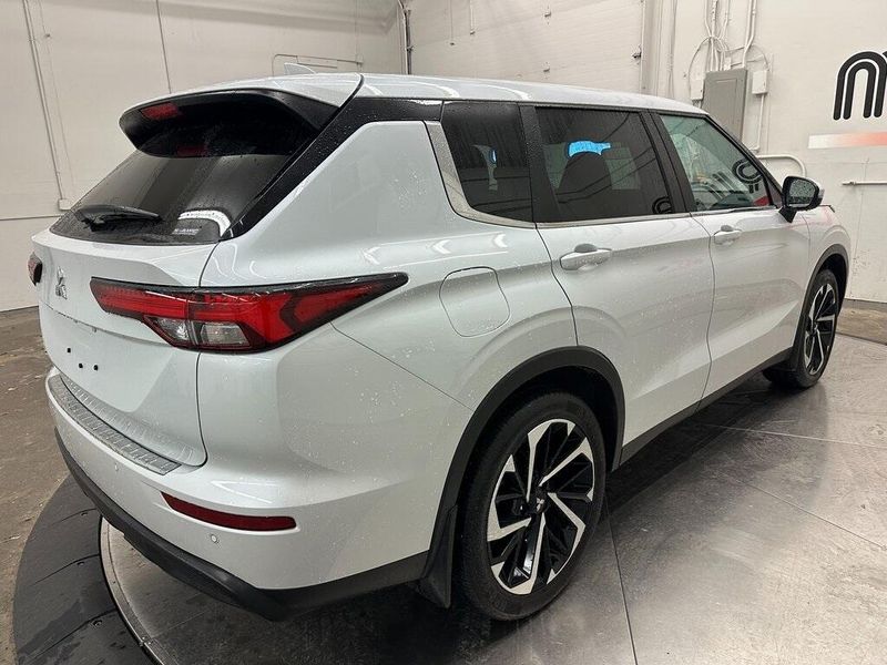 2022 Mitsubishi Outlander ESImage 14