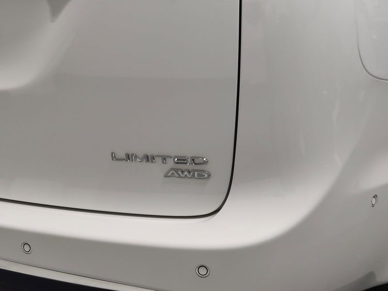 2024 Chrysler Pacifica Limited AWD w/Safety SphereImage 5