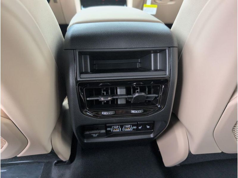 New 2025 Jeep Grand Cherokee Limited 4x2Image 33