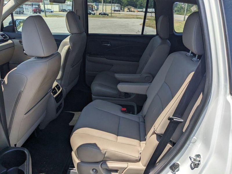 2022 Honda Pilot Touring 7-Passenger in a Platinum White Pearl exterior color and Beigeinterior. Johnson Dodge 601-693-6343 pixelmotiondemo.com 