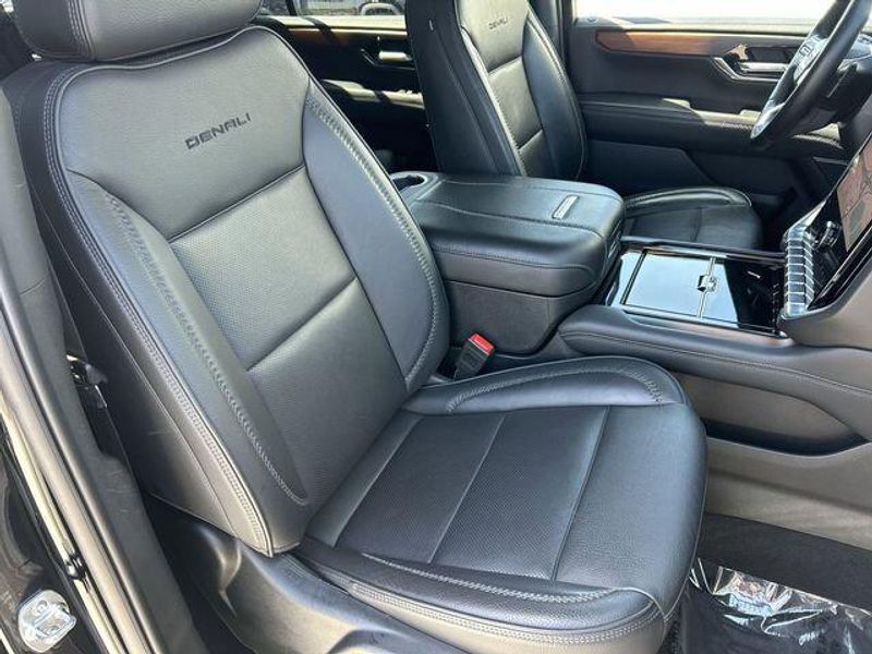 Used 2025 GMC Yukon XL DenaliImage 11