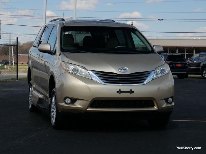 2014 Toyota Sienna XLEImage 17