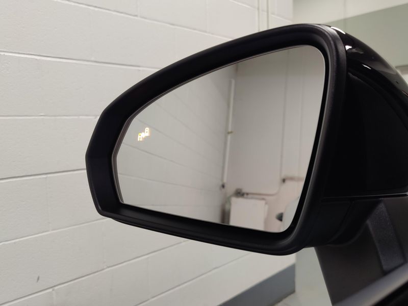 Used 2025 Volkswagen Taos SE Black AWD w/SunroofImage 9