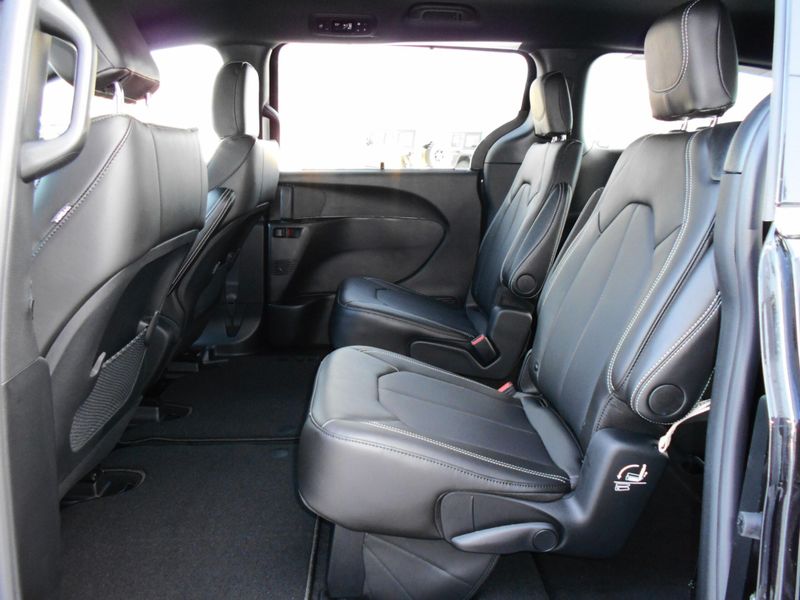2025 Chrysler Voyager LxImage 6