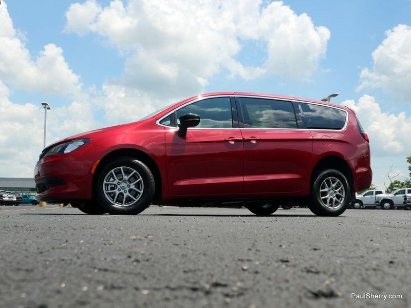 New 2025 Chrysler Voyager LXImage 34