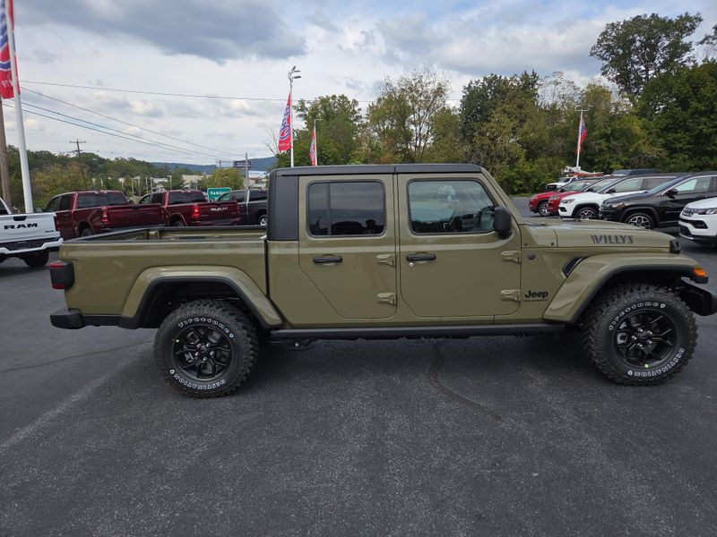 2025 Jeep Gladiator Willys photo 2
