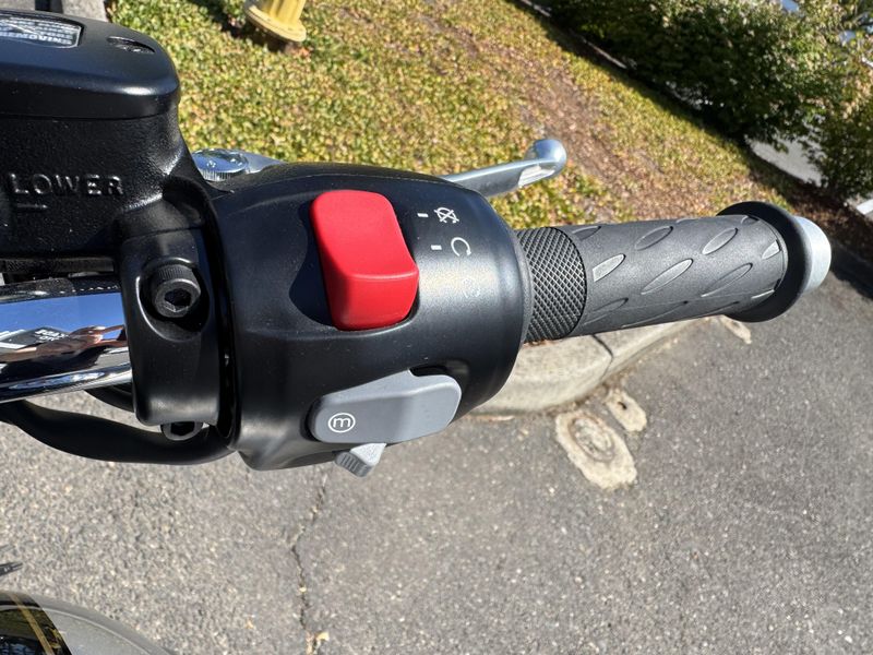 2025 Triumph Bonneville T120 - ICON EDITION - SAPPHIRE BLACK - ALUMINUM SILVER 