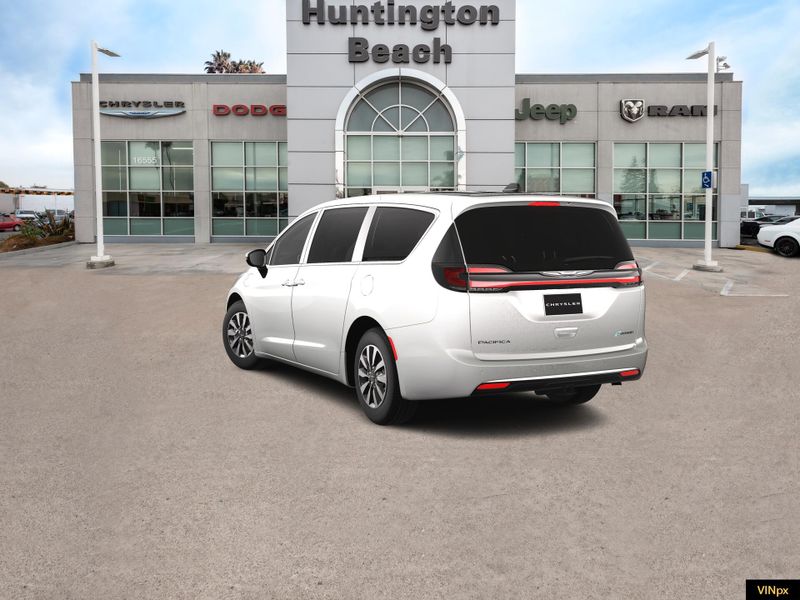 2025 Chrysler Pacifica Hybrid SelectImage 5