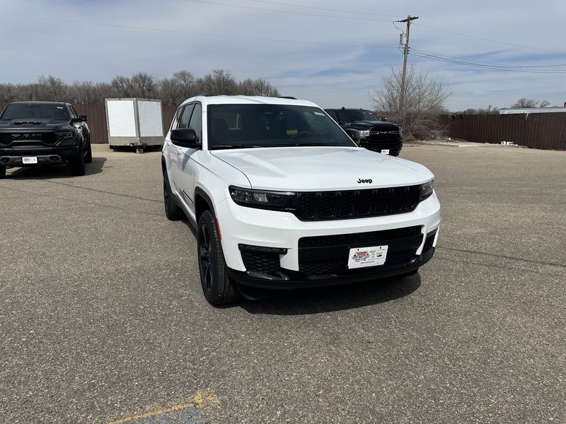 2024 Jeep Grand Cherokee L Limited 4x4Image 2