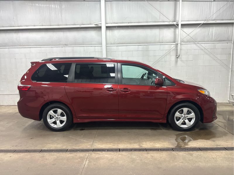 2018 Toyota Sienna LE photo 2