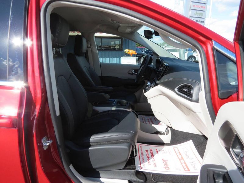 New 2026 Chrysler Voyager LxImage 2