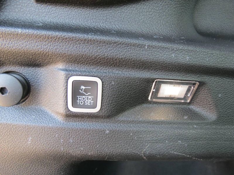 Used 2022 Jeep Grand Cherokee L Laredo 4x4 4dr SUVImage 30