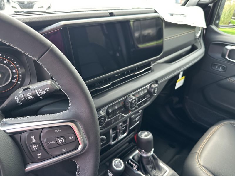 New 2025 Jeep Wrangler 4-door SaharaImage 25