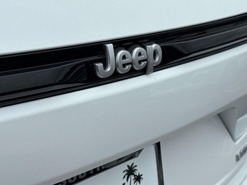 New 2026 Jeep Grand Cherokee Laredo 4x2