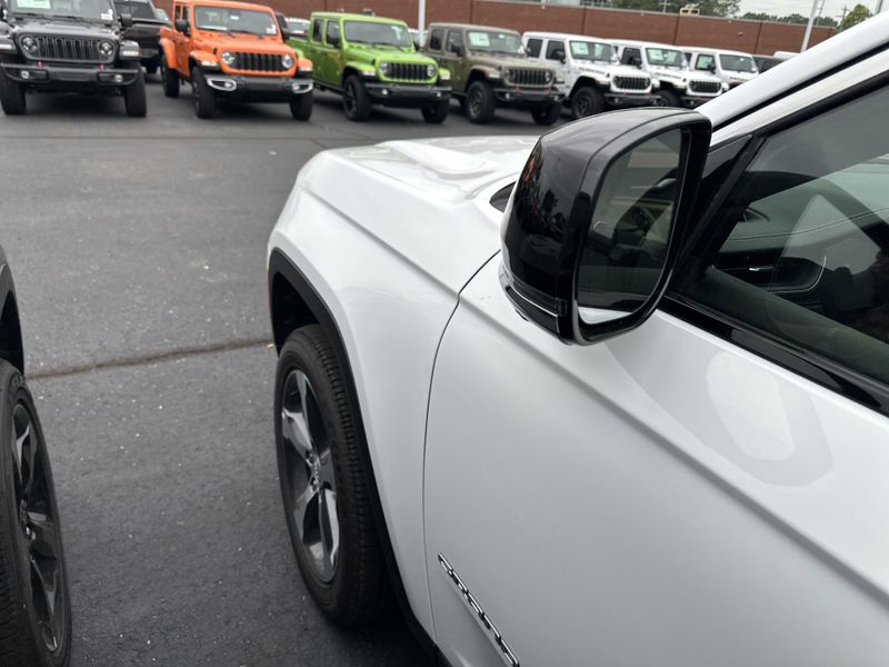 New 2025 Jeep Grand Cherokee L Limited 4x4Image 12