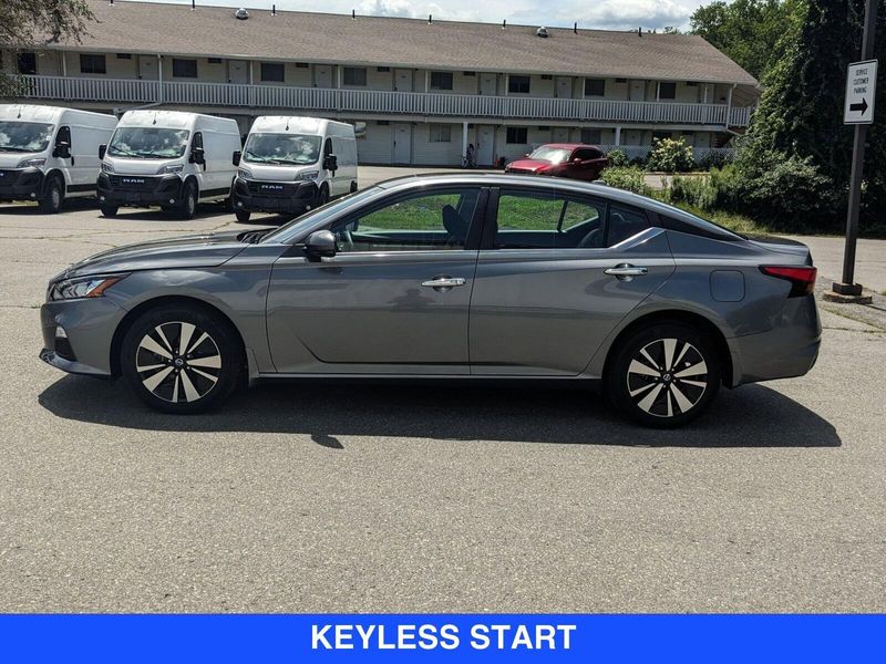 2022 Nissan Altima 2.5 SV photo 7