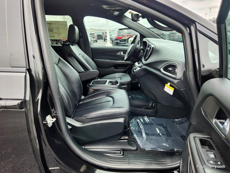 New 2026 Chrysler Pacifica Select