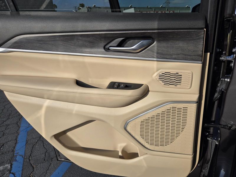 Used 2023 Jeep Grand Cherokee L Limited 4x2