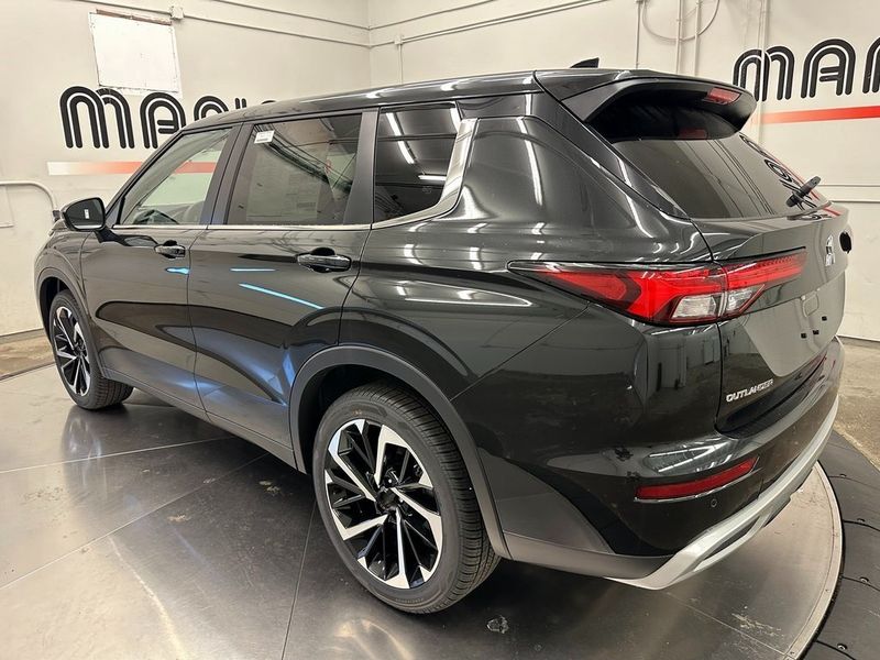 2024 Mitsubishi Outlander SEImage 8