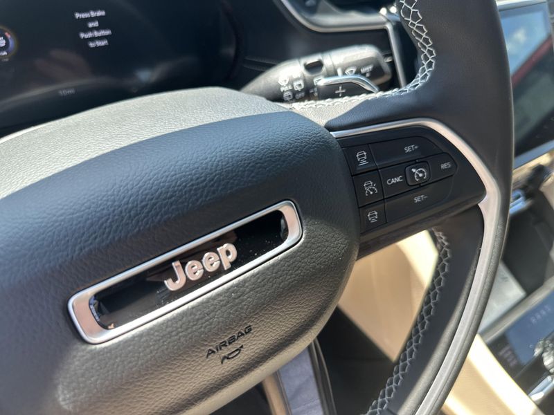New 2025 Jeep Grand Cherokee L Limited 4x4Image 30