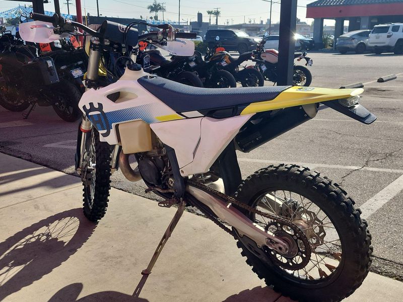 2024 HUSQVARNA TE 300  in a WHITE exterior color. Del Amo Motorsports of Los Angeles (562) 262-9181 delamomotorsports.com 