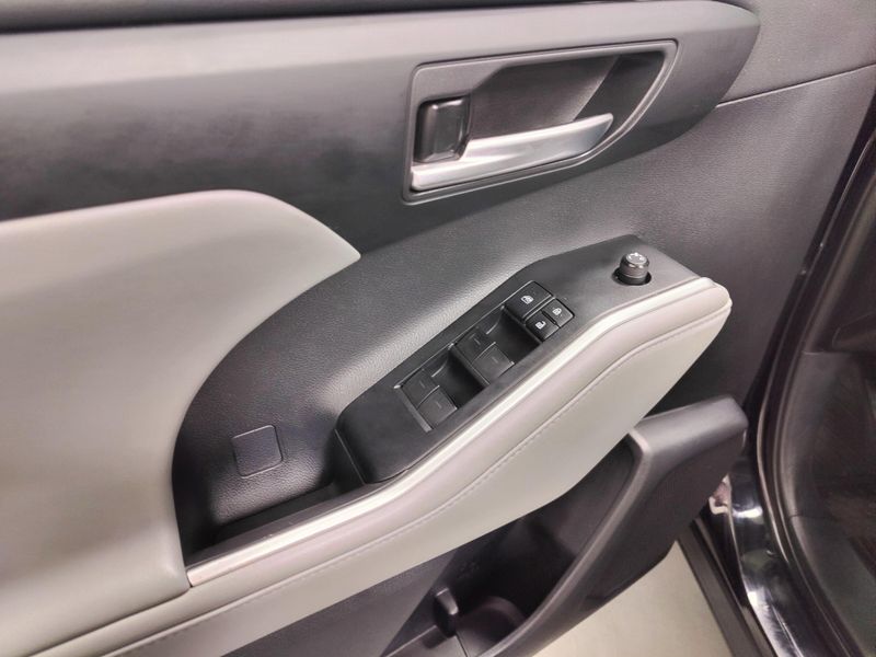 2021 Toyota Highlander Hybrid XLE AWD w/Sunroof/NavImage 30