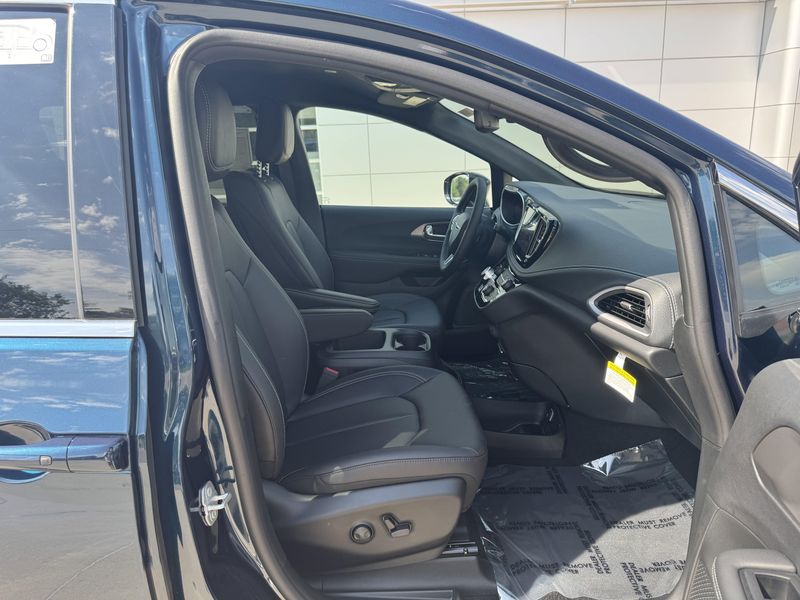 New 2025 Chrysler Pacifica SelectImage 16