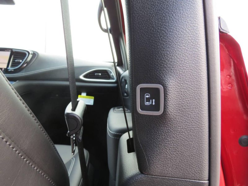 New 2026 Chrysler Pacifica SelectImage 34