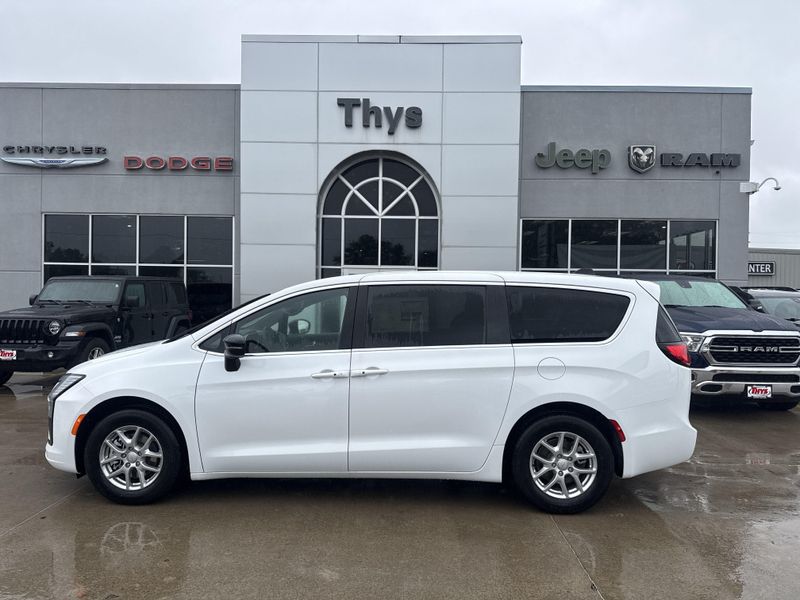 New 2027 Chrysler Pacifica SelectImage 31