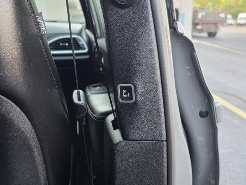 Used 2025 Chrysler Pacifica Select