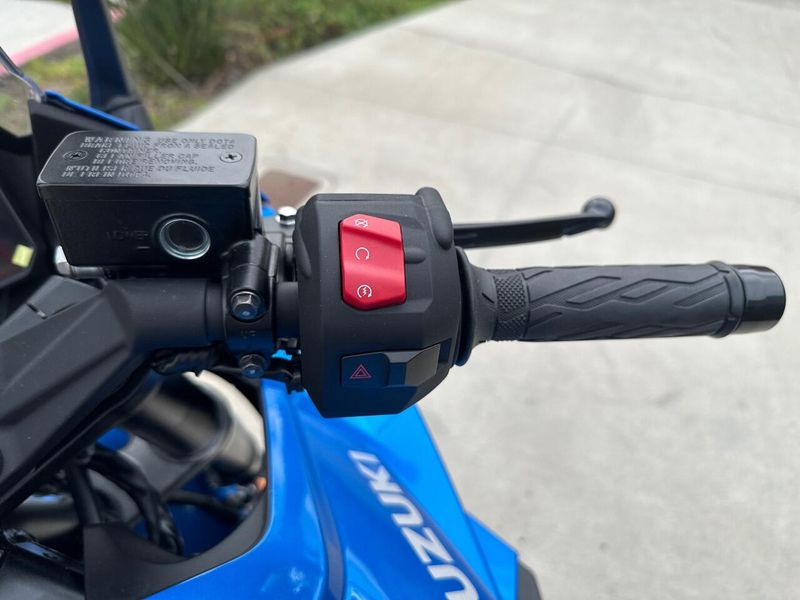 2025 Suzuki GSX-8R Image 13
