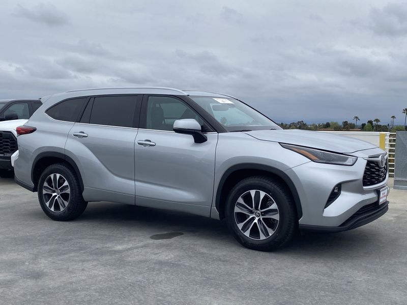 2022 Toyota Highlander XLEImage 2